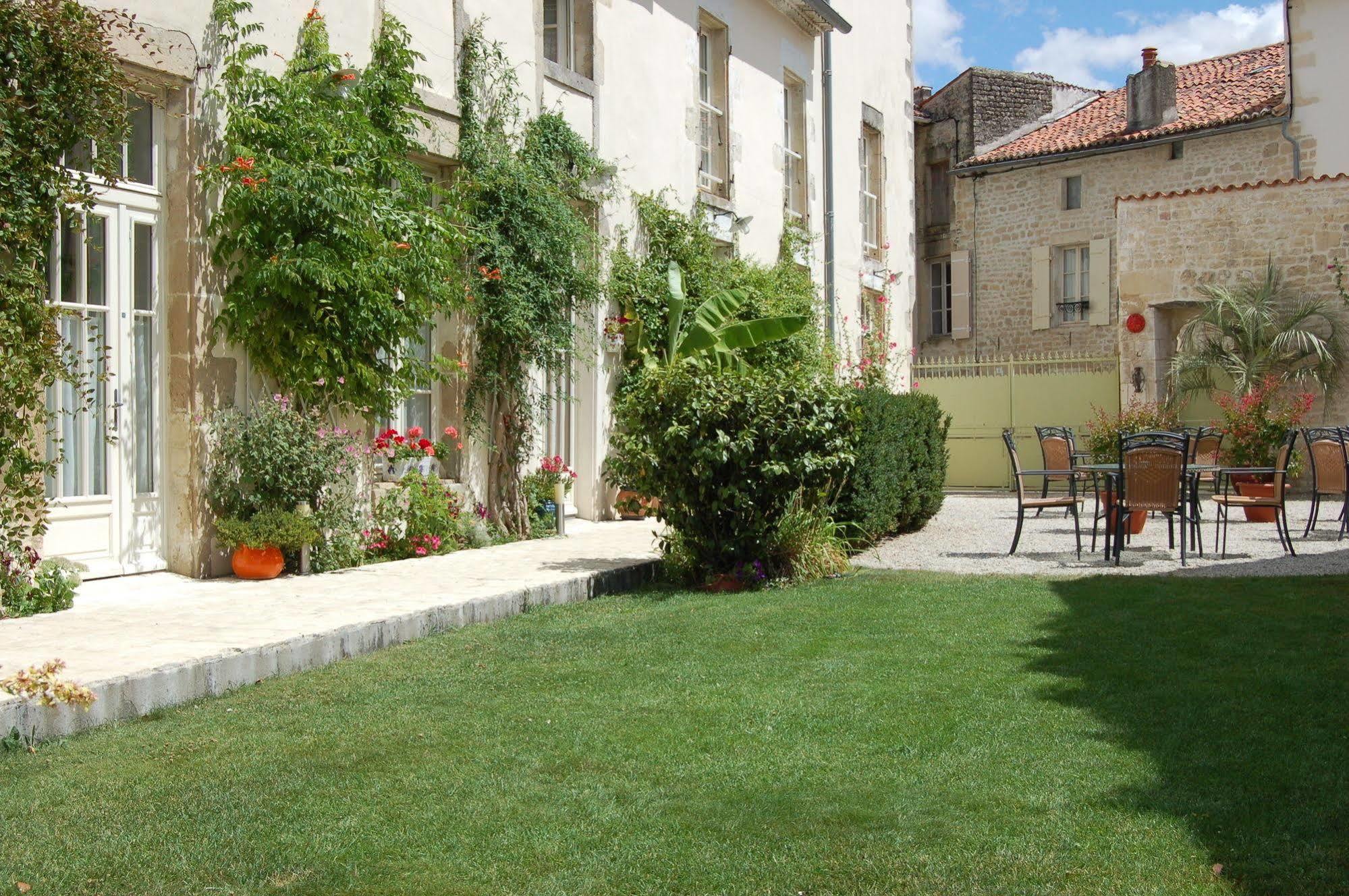 Hotel Du Donjon Aulnay  Εξωτερικό φωτογραφία