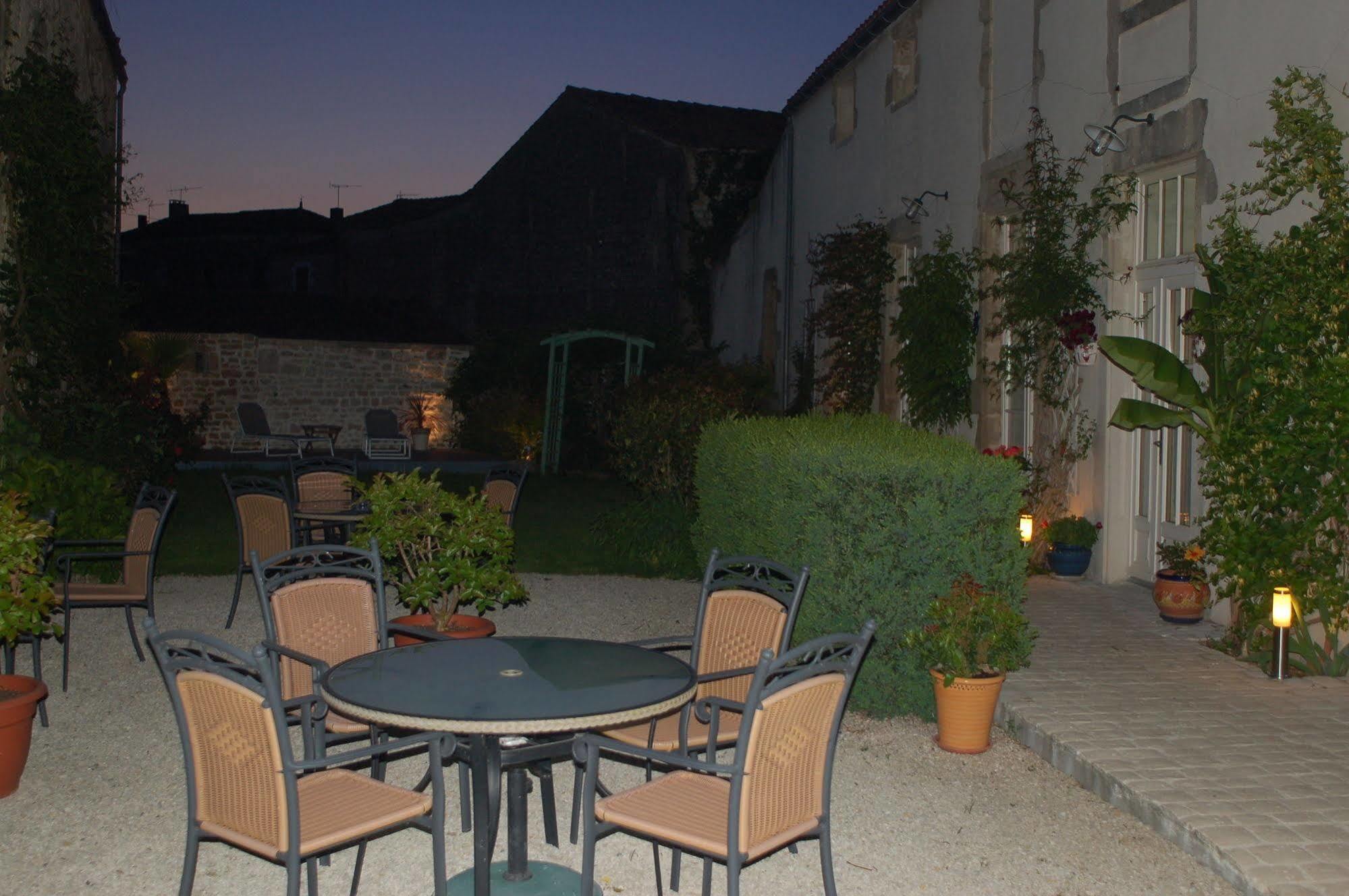 Hotel Du Donjon Aulnay  Εξωτερικό φωτογραφία